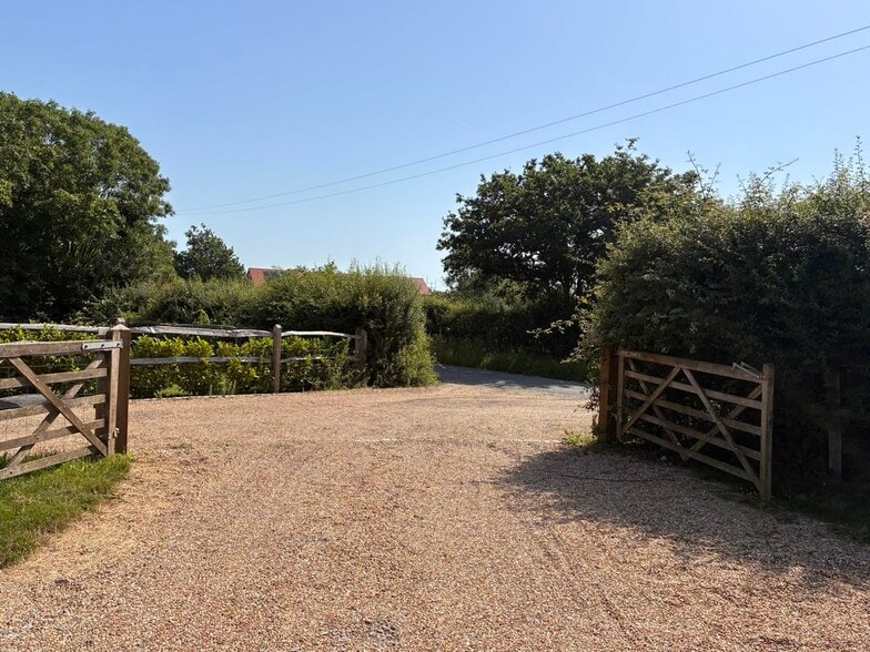 Sincox Ln, Partridge Green to rent - Building Photo - Image 3 of 4