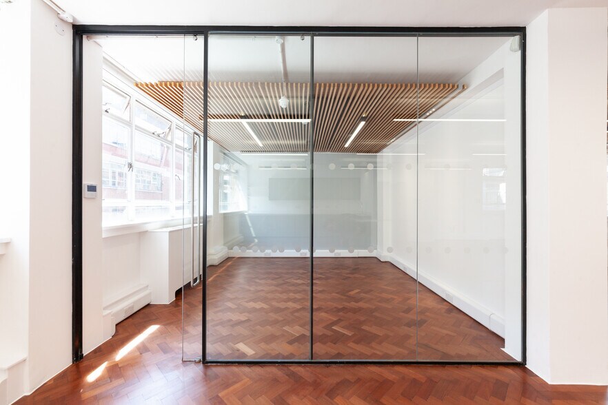 26 Eastcastle St, London to rent - Building Photo - Image 3 of 18