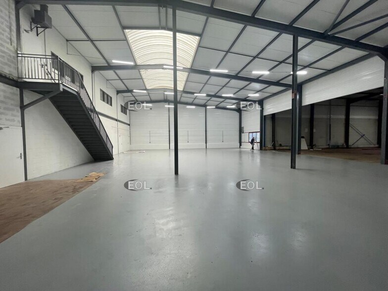 Light Industrial in Goussainville to rent - Building Photo - Image 3 of 6