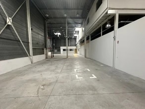 Light Industrial in Aix-en-Provence to rent Interior Photo- Image 1 of 6