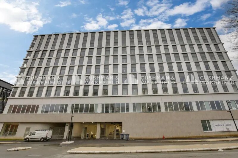 2 Rue George Stephenson, Montigny-le-Bretonneux to rent - Building Photo - Image 3 of 10