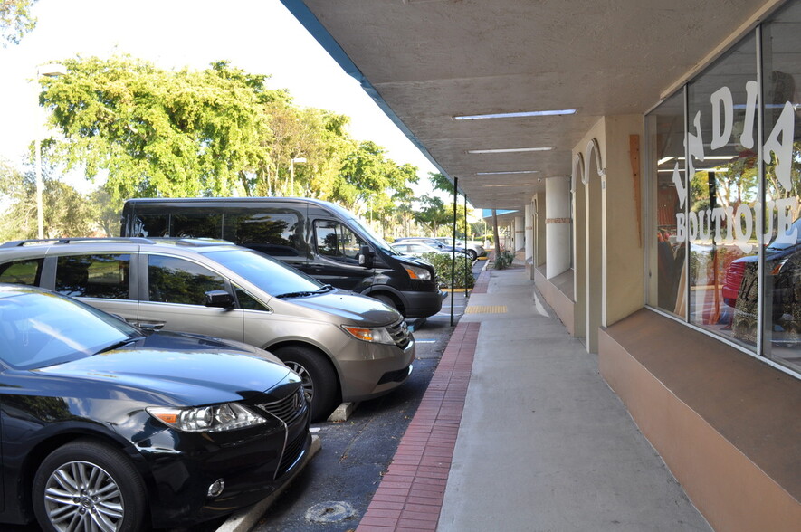 7200-7300 W Oakland Park Blvd, Lauderhill, FL for rent - Building Photo - Image 3 of 4