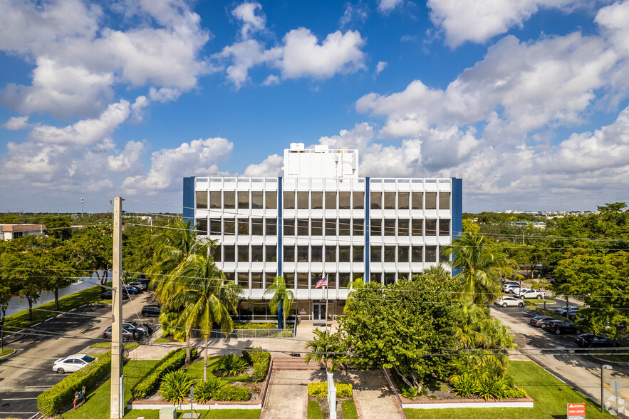 8751 W Broward Blvd, Plantation, FL for rent - Building Photo - Image 1 of 5