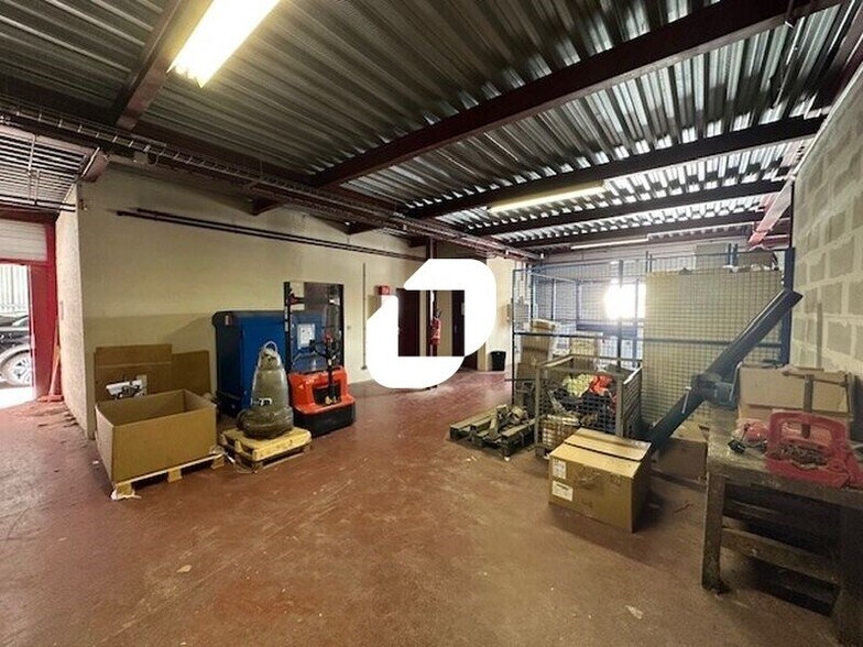 Light Industrial in Saint-Mard to rent - Interior Photo - Image 3 of 21