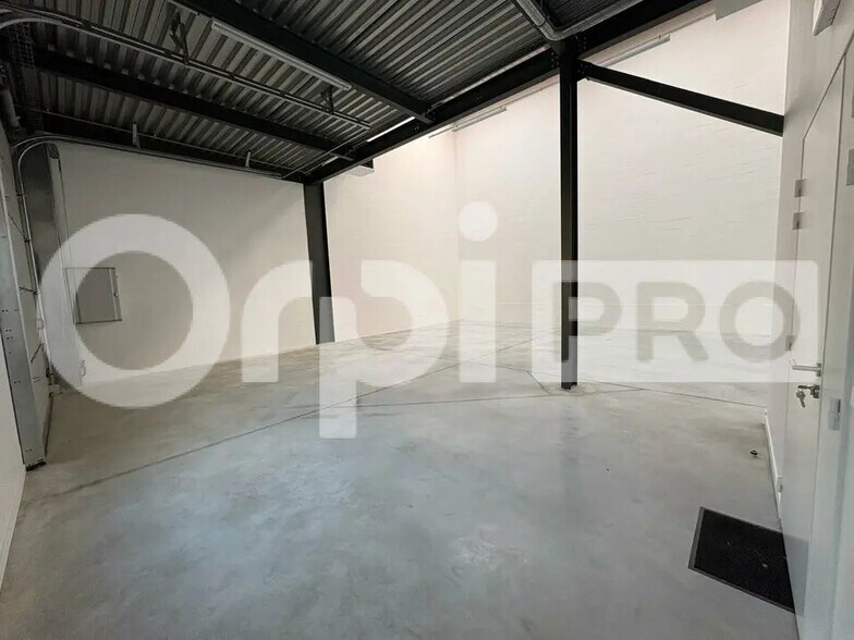 Light Industrial in Lieusaint to rent - Interior Photo - Image 3 of 6