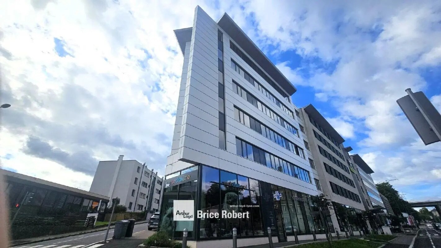 Office in Tassin-la-Demi-Lune to rent Building Photo- Image 1 of 10