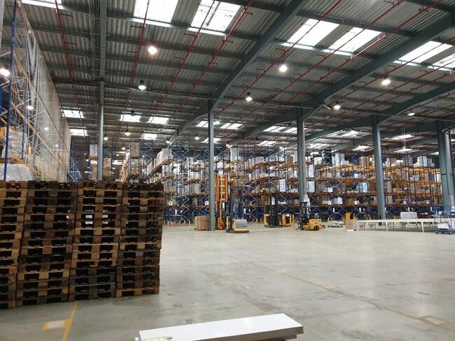 Location Local d'activités 12 318 m²