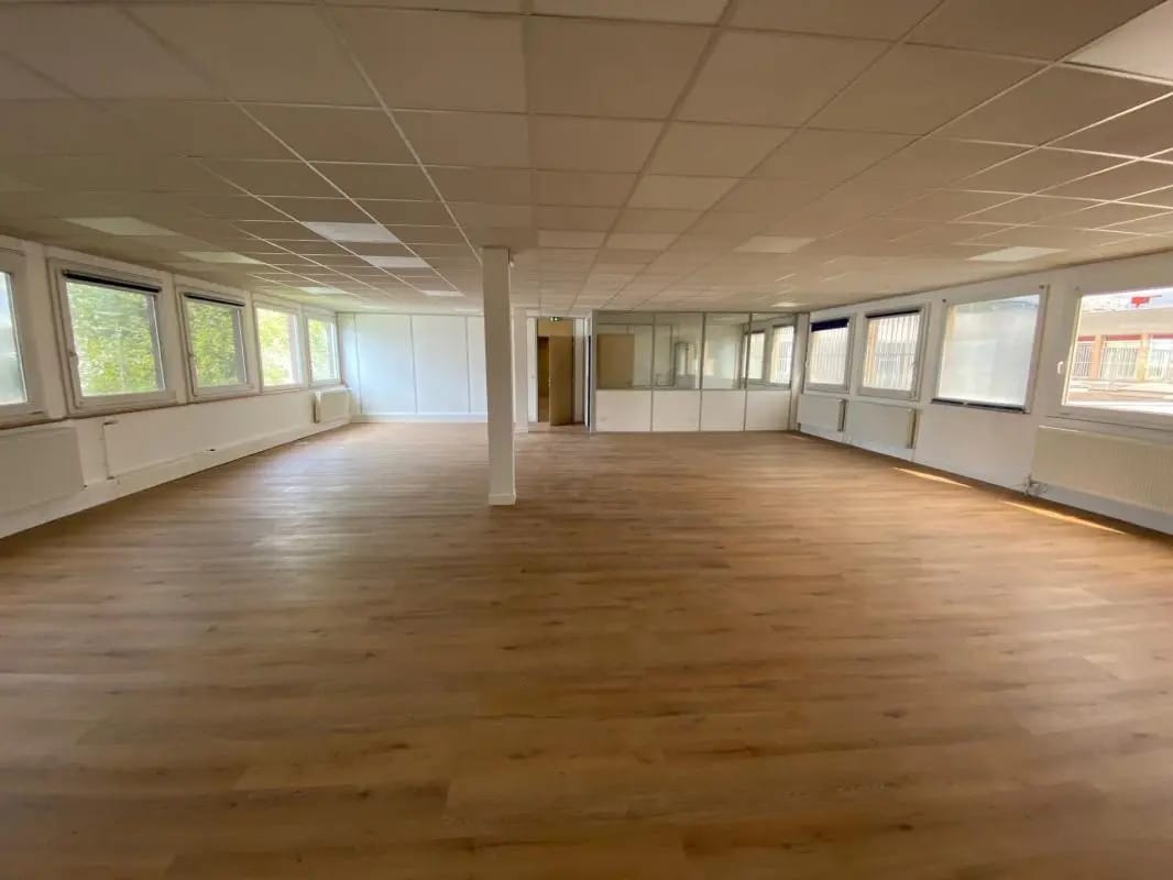 Office in Aulnay-sous-Bois to rent Building Photo- Image 1 of 6