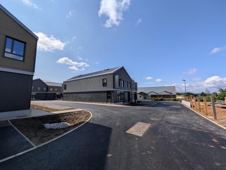 1 Rue René Dubos, Groslay to rent - Building Photo - Image 2 of 8