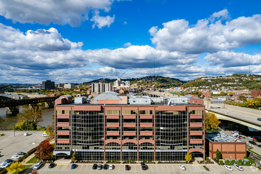 1251 Waterfront Pl, Pittsburgh, PA for rent - Building Photo - Image 2 of 5