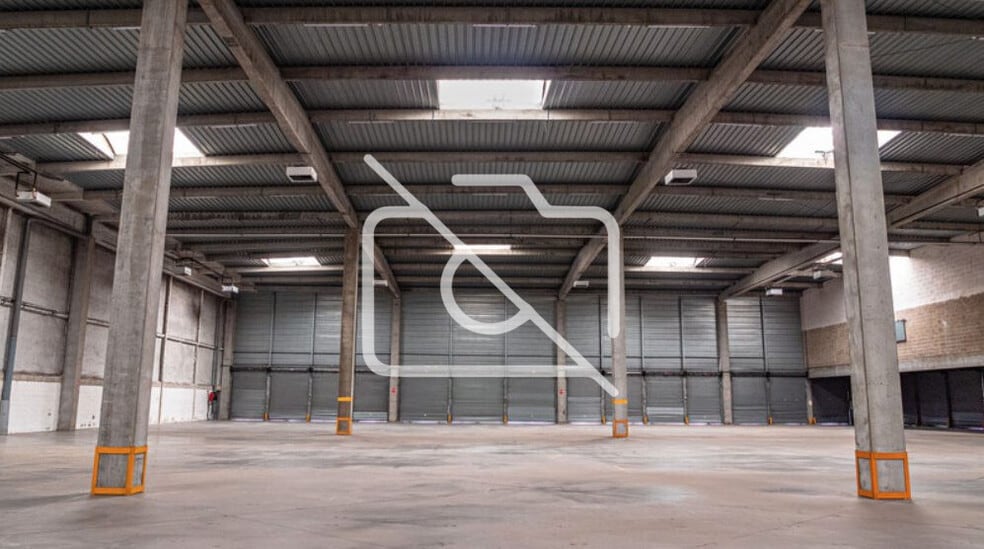 Industrial in Lieusaint to rent - Interior Photo - Image 2 of 3