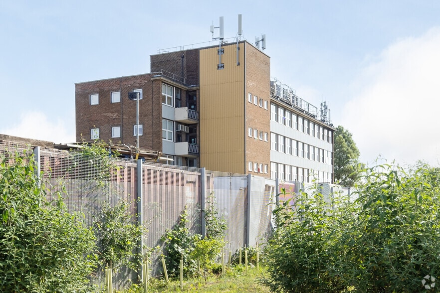 Coldharbour Ln, Rainham to rent - Building Photo - Image 2 of 6