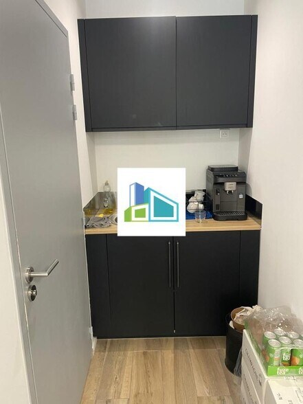 Office in Aubagne to rent - Interior Photo - Image 2 of 5