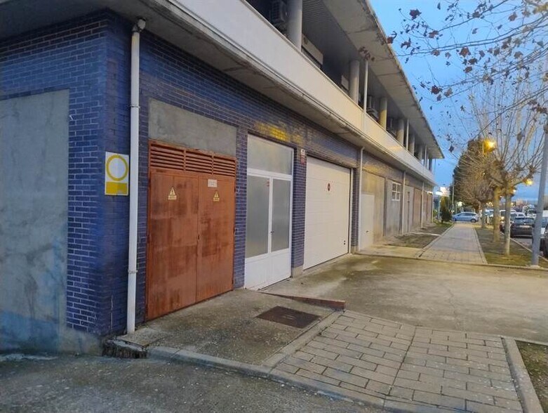 Retail in Cistérniga for sale - Building Photo - Image 3 of 3