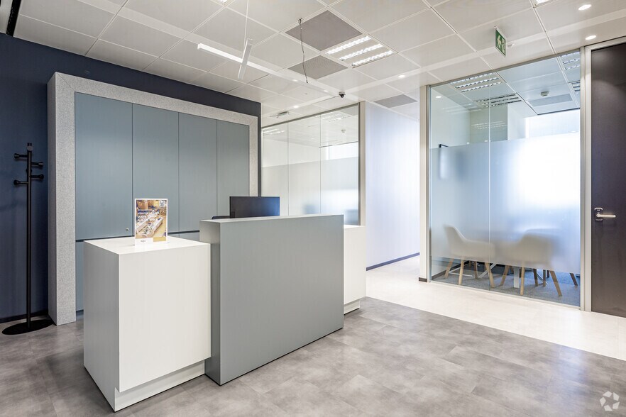 Avenida Hispanidad, 6, Madrid, Madrid to rent - Interior Photo - Image 3 of 18