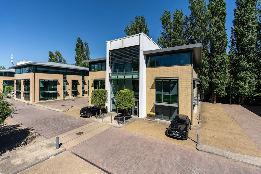 Chiltern Hl, Gerrards Cross to rent - Building Photo - Image 2 of 9