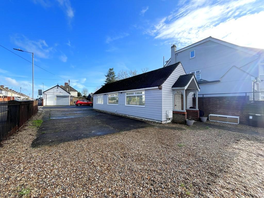 133 Springfield Park Rd, Chelmsford to rent Primary Photo- Image 1 of 10