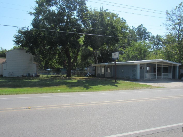 1802 N Center St, Bonham, TX for rent - Primary Photo - Image 1 of 1