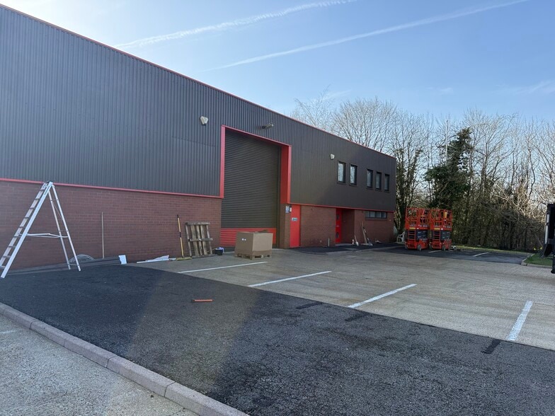 Units 23,24 & 25 Lawson Hunt Industrial Park, Horsham to rent - Building Photo - Image 1 of 5