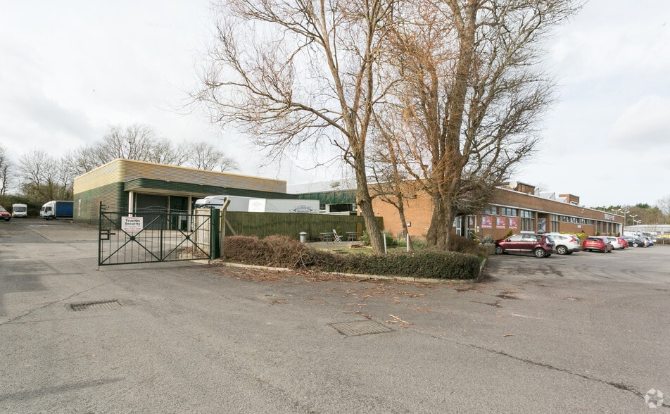 Hunts Rise, Swindon to rent - Building Photo - Image 1 of 11