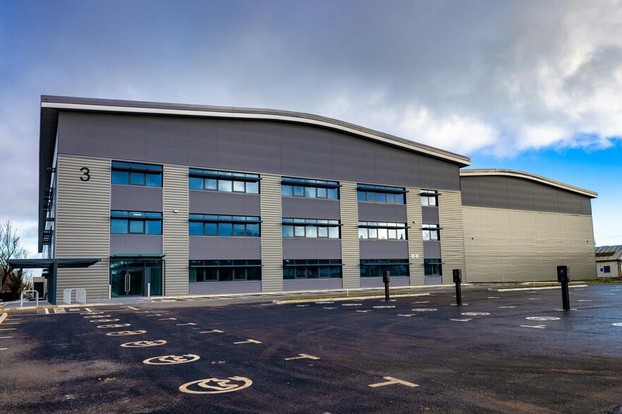 Acornfield Rd, Liverpool to rent - Building Photo - Image 2 of 8