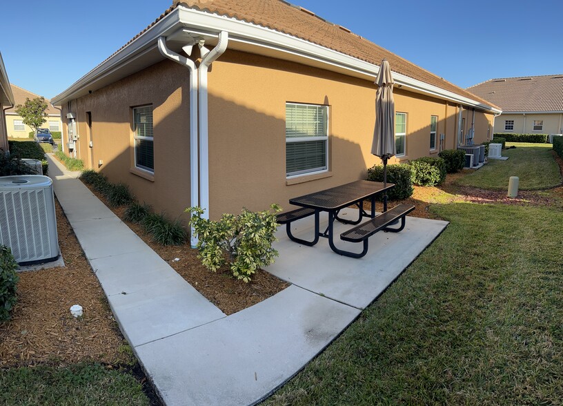 1104 Kyle Wood Ln, Brandon, FL for rent - Building Photo - Image 2 of 12