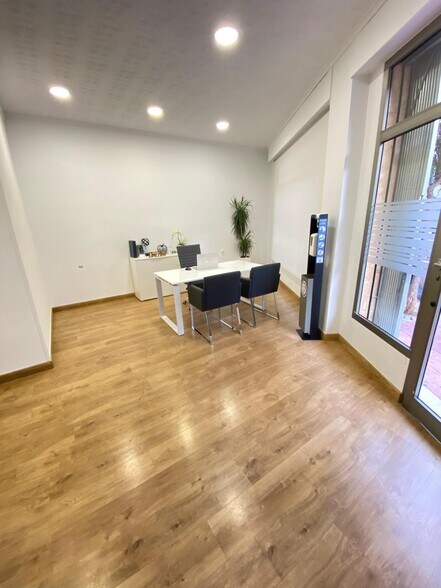 Retail in Cieza to rent - Interior Photo - Image 3 of 5