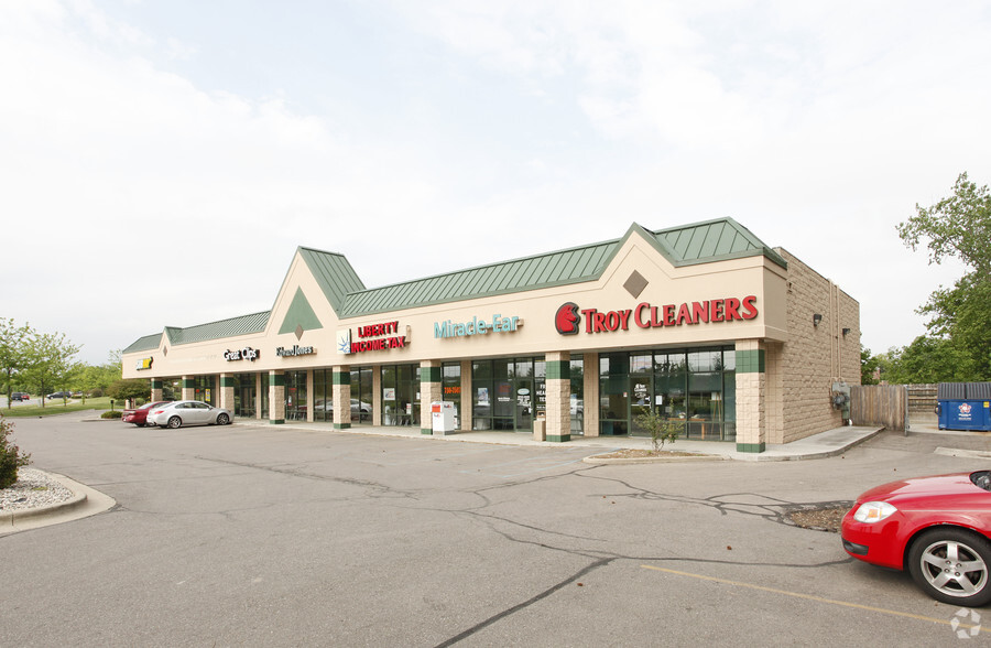 18000-18050 Silver Pky, Fenton, MI for rent - Primary Photo - Image 1 of 4