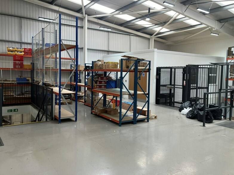 Hanworth Ln, Chertsey to rent - Building Photo - Image 2 of 9