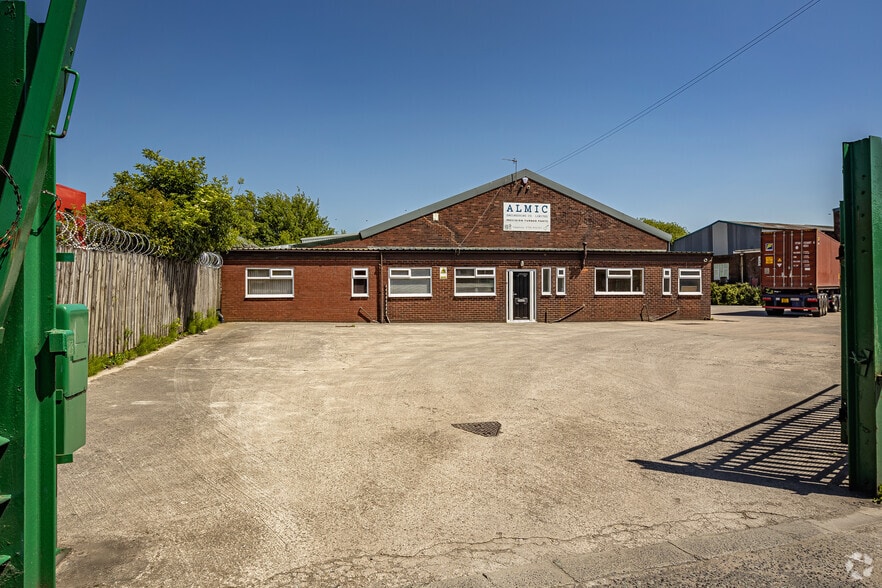 Mossdown Rd, Oldham to rent - Building Photo - Image 2 of 2