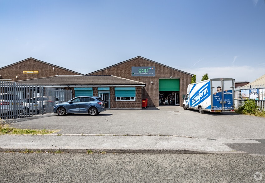 Phoenix Ct, Stockport to rent - Building Photo - Image 3 of 3