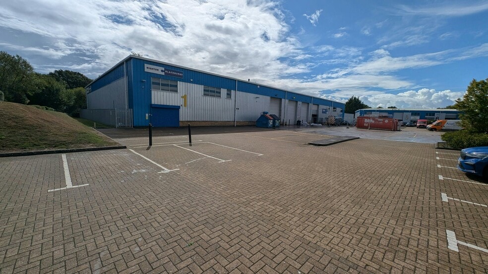 Stephenson Rd, Fareham to rent - Building Photo - Image 1 of 6