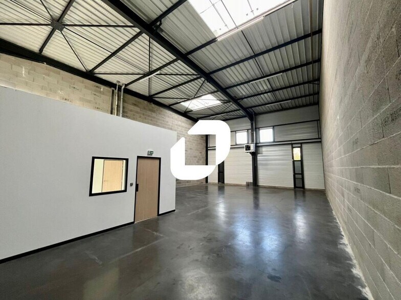 Light Industrial in Meyzieu to rent - Interior Photo - Image 3 of 10