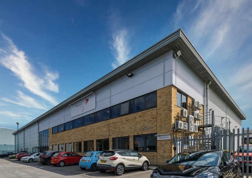 Fleming Way, Crawley to rent - Primary Photo - Image 1 of 11