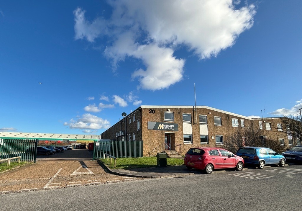 18-20 Bilton Way, Luton to rent Building Photo- Image 1 of 2