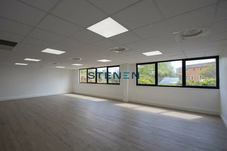 Office in Vitrolles to rent - Building Photo - Image 3 of 9