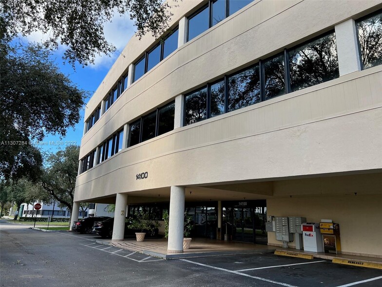 14100 Palmetto Frontage Rd, Miami Lakes, FL for rent - Primary Photo - Image 1 of 39