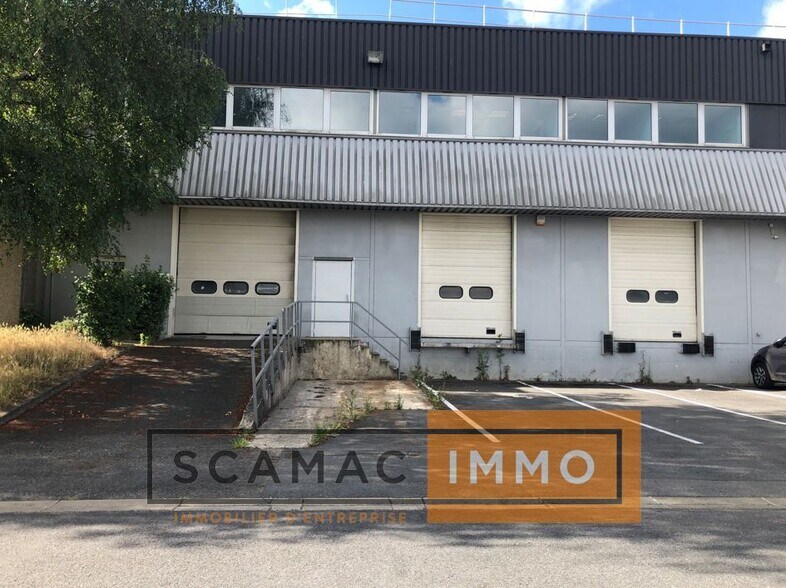 Industrial in Stains to rent - Building Photo - Image 2 of 5