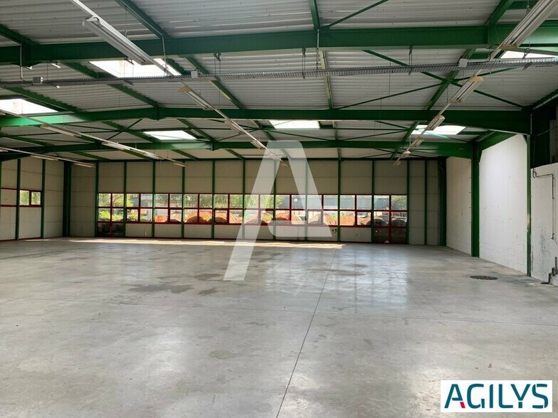 Industrial in Saint-Thibault-des-Vignes to rent - Interior Photo - Image 2 of 4