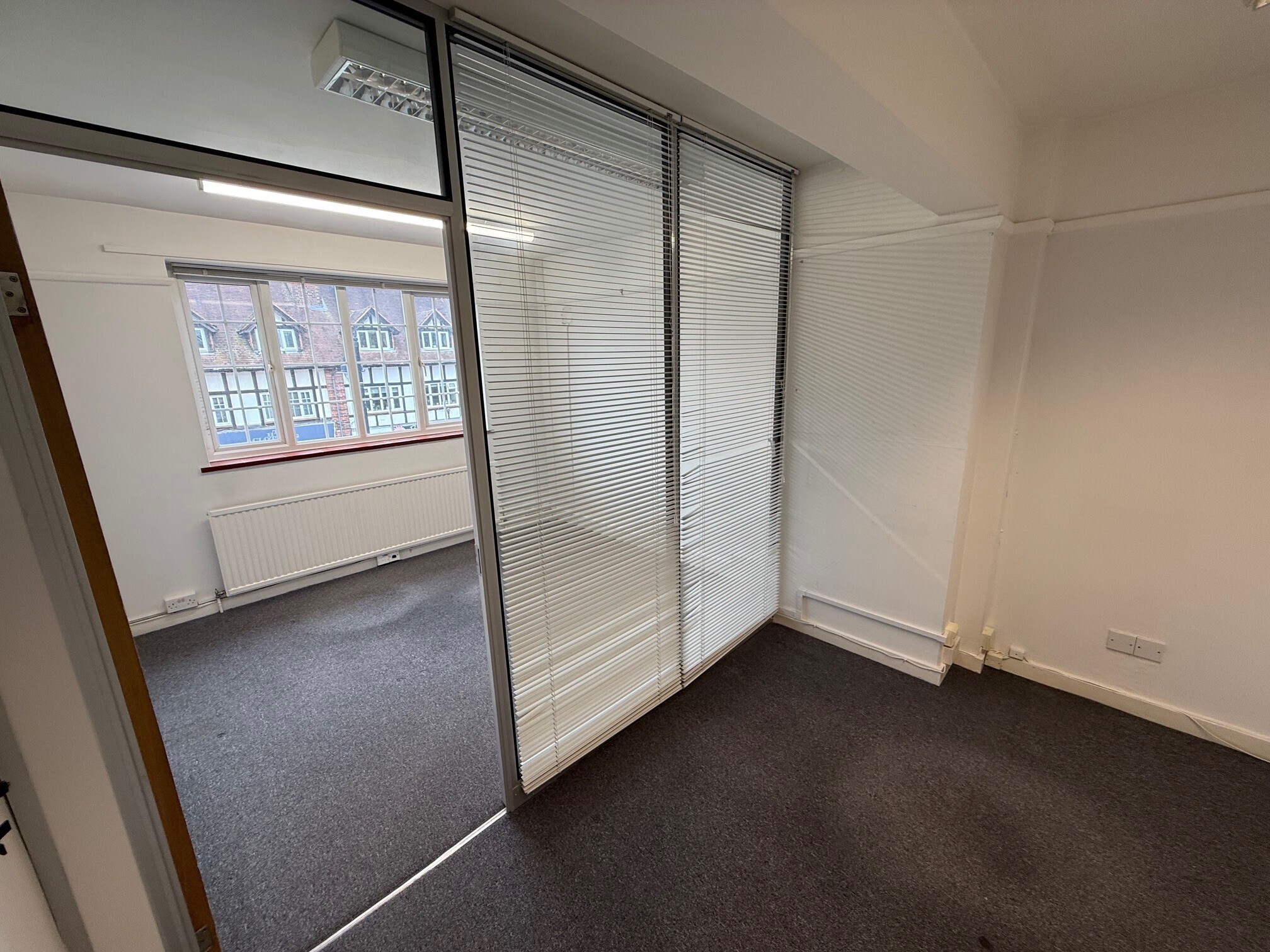 22 Hill Av, Amersham to rent Building Photo- Image 1 of 3