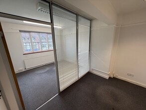 22 Hill Av, Amersham to rent Building Photo- Image 1 of 3