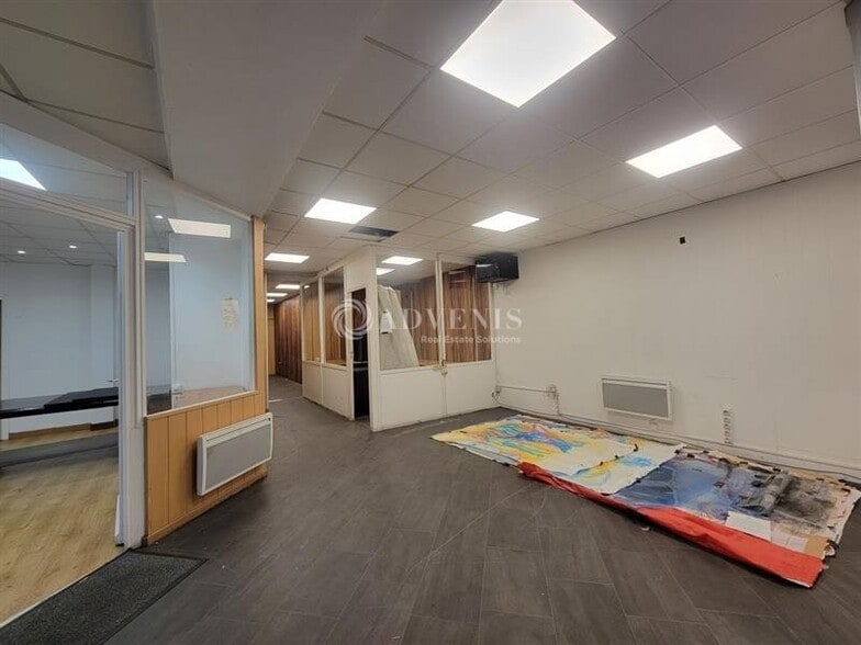 23 Rue Pierre Curie, Courbevoie to rent - Building Photo - Image 3 of 8