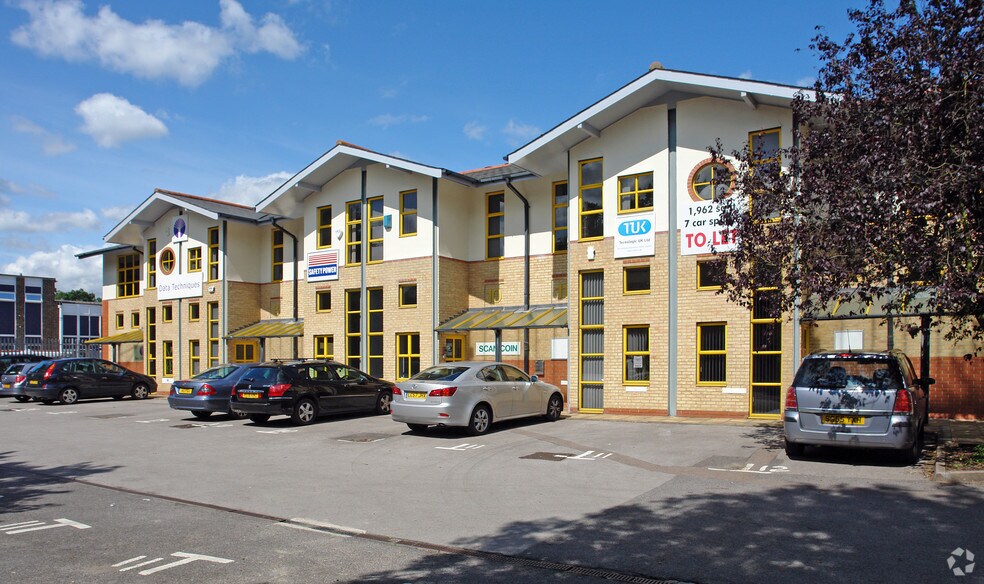 Eelmoor Rd, Farnborough to rent - Building Photo - Image 3 of 6