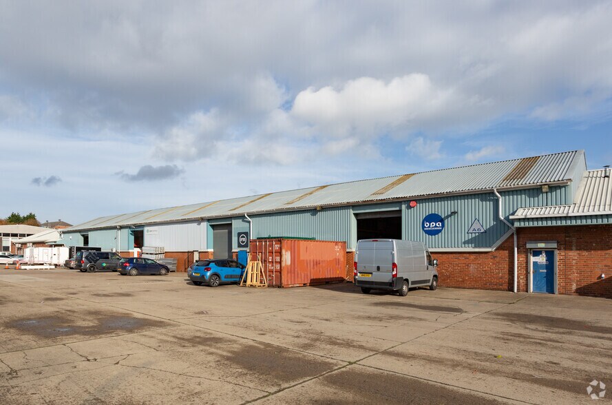 B1-B10 Parkside Ln, Leeds to rent - Building Photo - Image 3 of 12