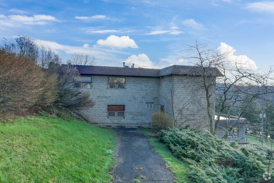 122 Kerr Rd, New Kensington, PA for rent - Building Photo - Image 1 of 3