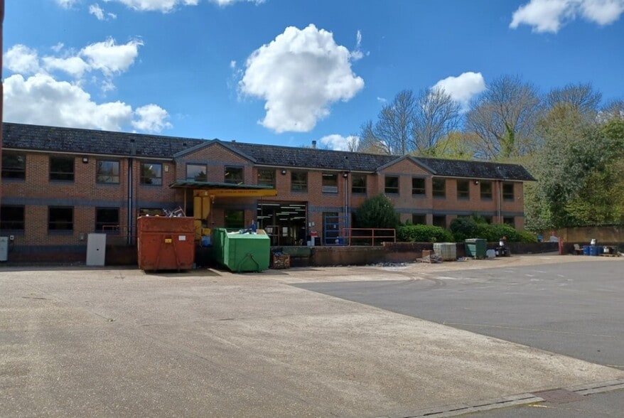 Bonsor Dr, Tadworth to rent - Building Photo - Image 2 of 2