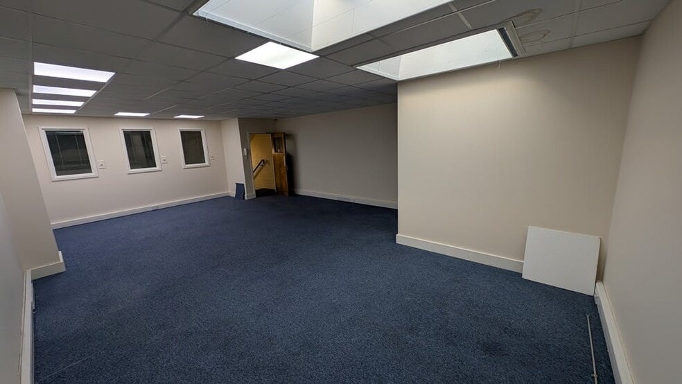 Ampress Ln, Lymington to rent - Interior Photo - Image 3 of 6