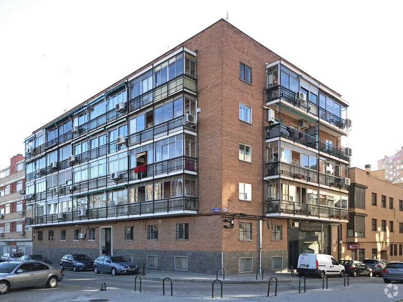 Calle Ángel Hernández, 21, Madrid, Madrid for rent - Primary Photo - Image 1 of 2