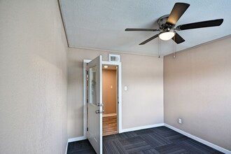 1111 N Walnut Ave, New Braunfels, TX for rent Interior Photo- Image 1 of 6