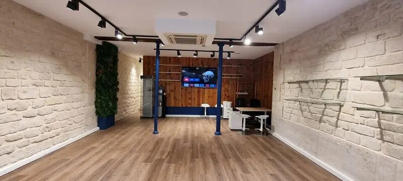 Retail in Paris to rent - Interior Photo - Image 2 of 4